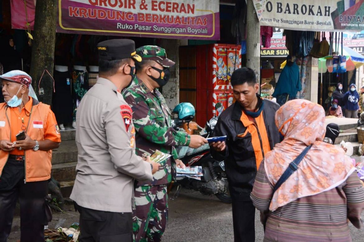 Dandim Bersama Kapolres Boyolali Terjun Langsung Bagikan Masker