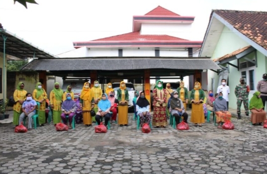 PKK Metro Bagikan 40 Paket Sembako Untuk Warga Kecamatan Metro Utara