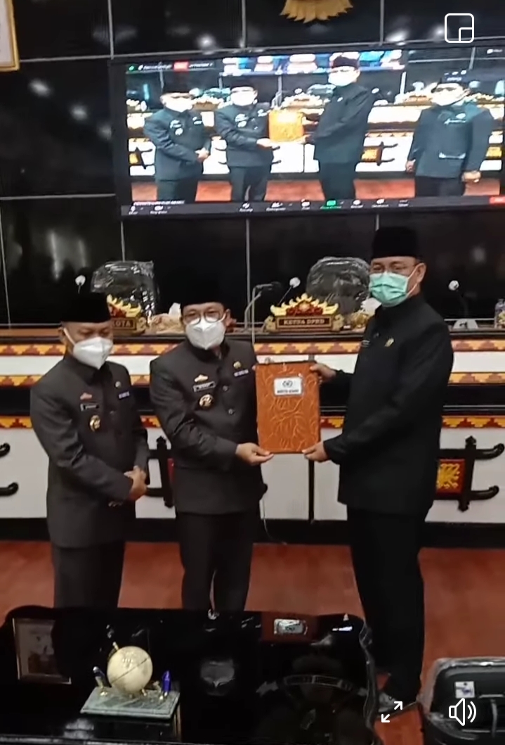 RAPAT PARIPURNA PENGAMBILAN KEPUTUSAN BERSAMA TERHADAP 3 RAPERDA KOTA METRO