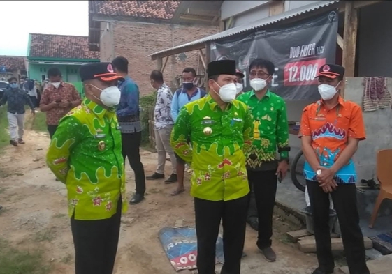Walikota dan wakil walikota meninjau secara langsung rumah korban puting beliung di Kelurahan Tejosari Metro Timur.