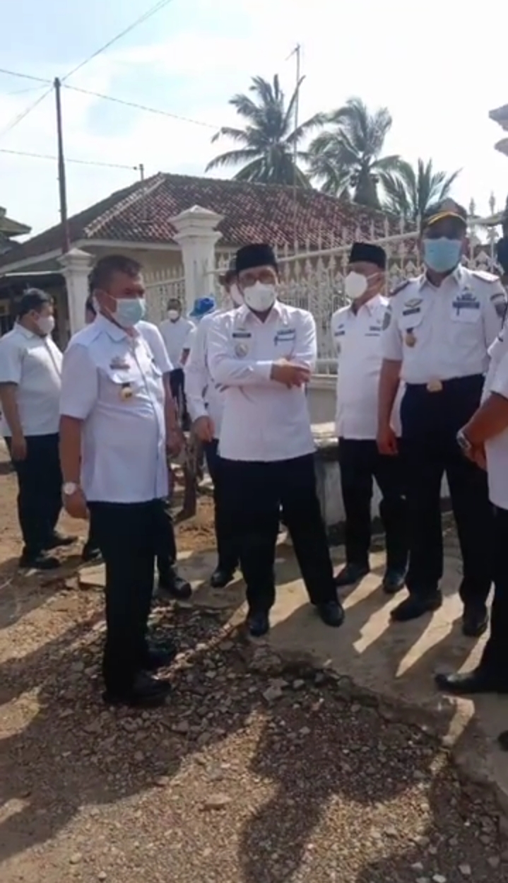 Walikota Metro Meninjau Jalan Rusak di Metro Selatan dan Timur