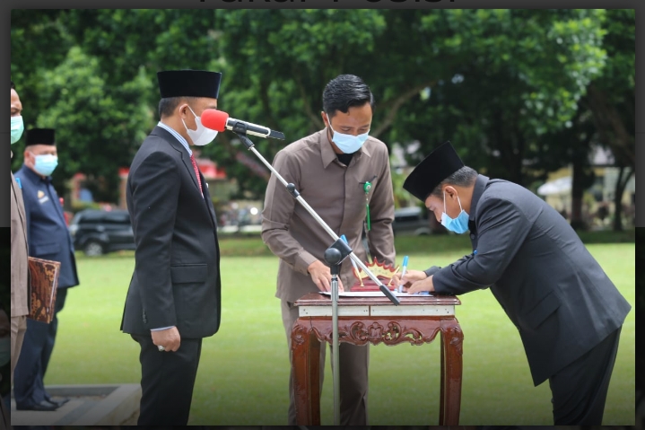 Bupati Lambar Rolling 4 Pejabat dan serahkan SK PNS Serta PPPK