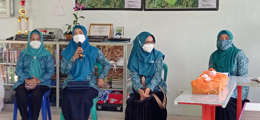 Ketua TP PKK dan Ketua I TP PKK Kota Metro Membagi Takjil untuk Masyarakat Yang Layak Menerima Takjil