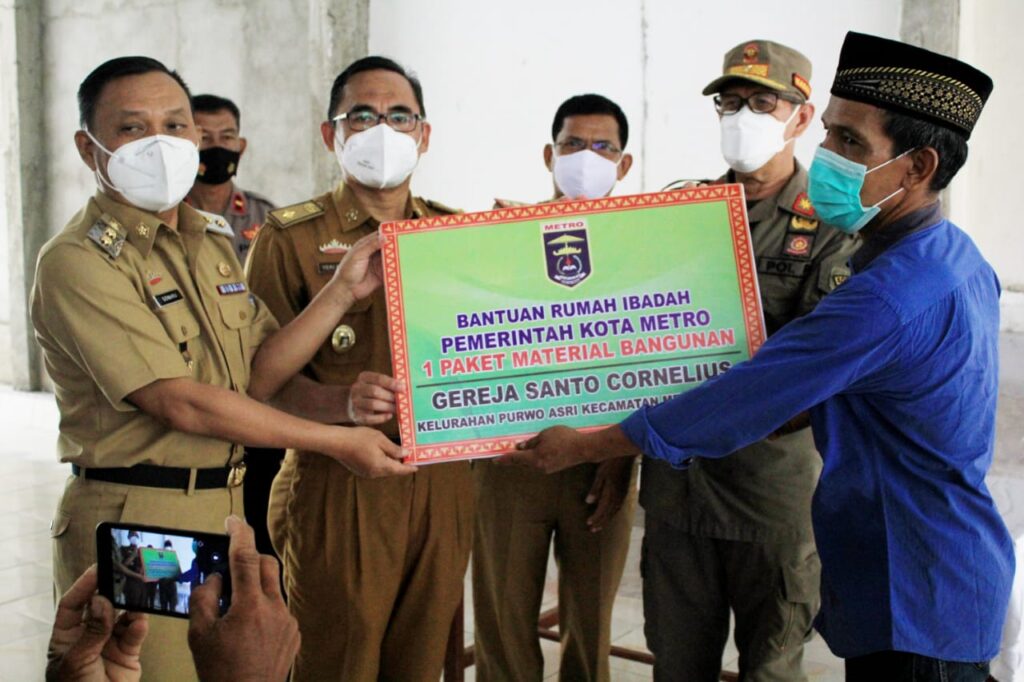 Qomaru Menyerahkan Bantuan ke Rumah Ibadah Santo Cornelius