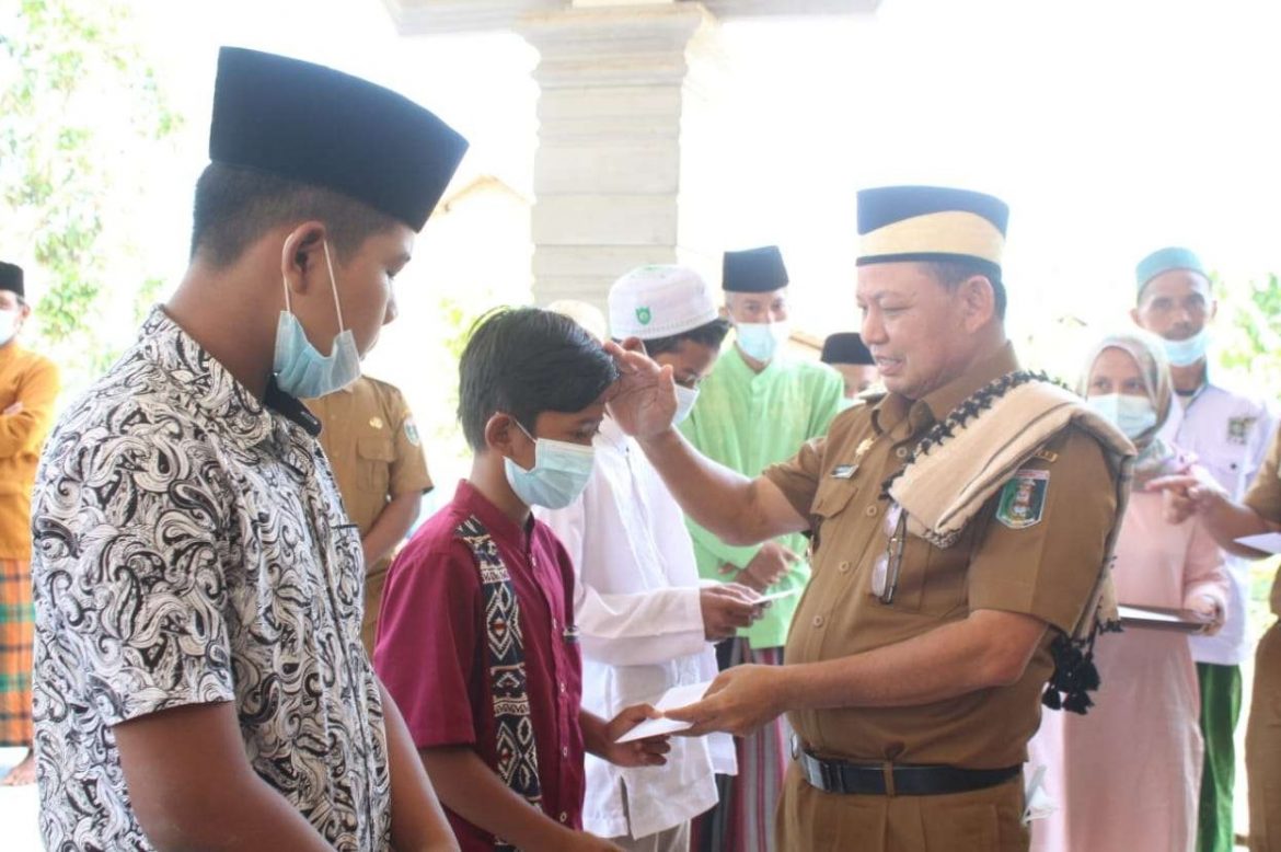 Bupati Lamtim Serahkan Bantuan Untuk Rumah Ibadah dan Santunan Anak Yatim