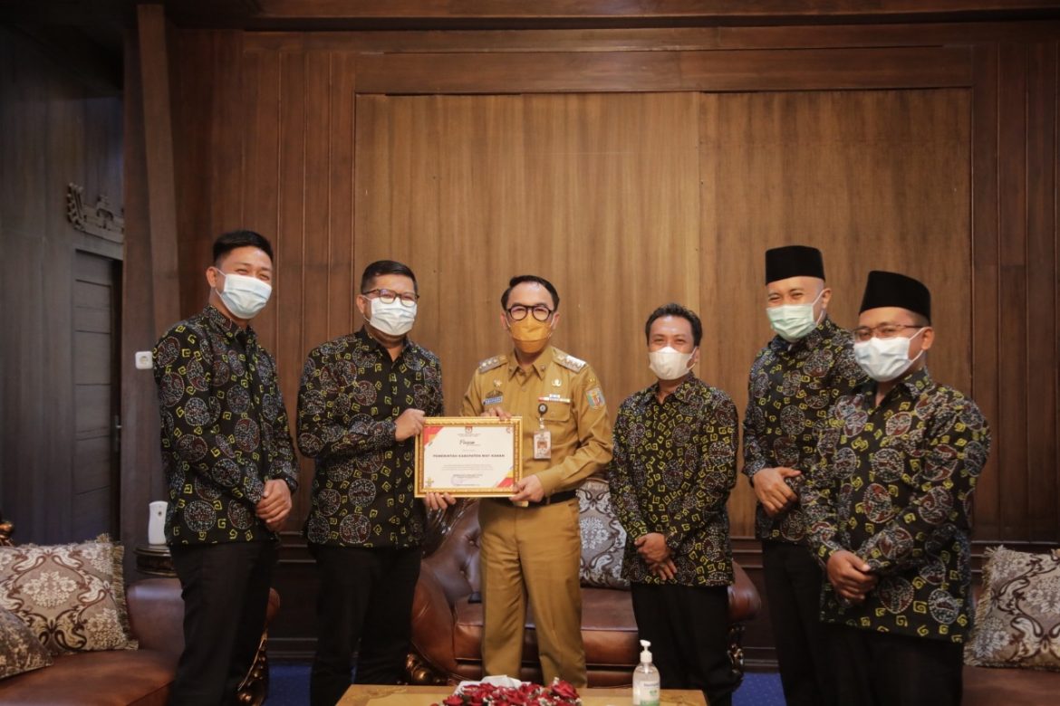 Pemkab Way Kanan Terima Piagam Penghargaan dari KPU Way Kanan
