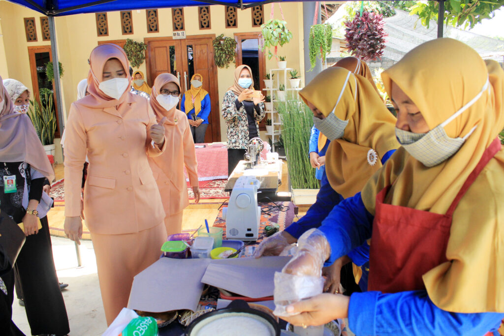 Dr. Silfia Naharani,MM Nilai Lomba Kelurahan Rejomulyo