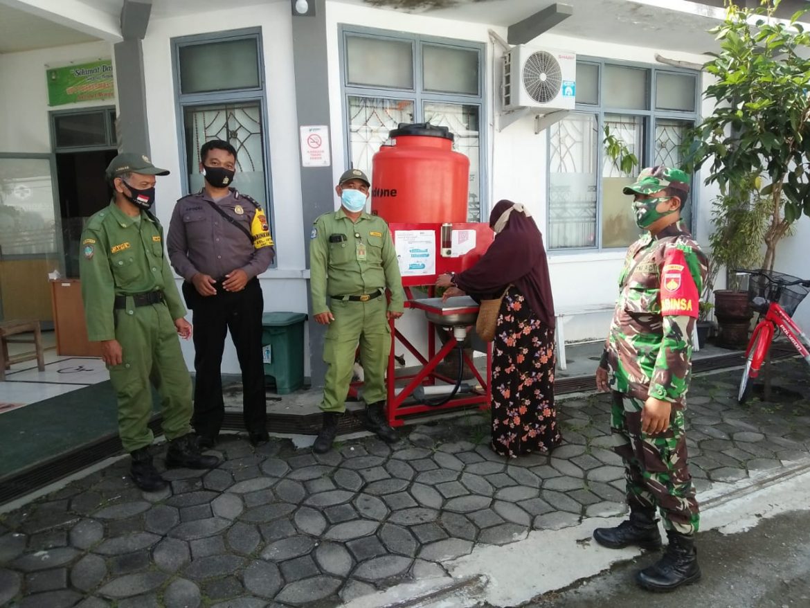 Babinsa Kelurahan Jayengan Melaksanakan Terapkan PPKM Bersama Babinkamtibmas