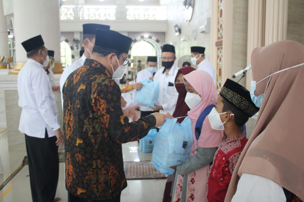 Wahdi Serahkan Bantuan dari Baznas dan IPHI Kepada Mustahiq