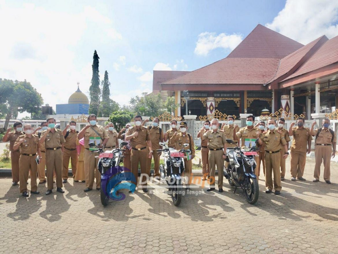 Bupati Lampung Tengah Musa Ahmad Bagikan Secara Simbolis Kendaraan Dinas Roda Dua