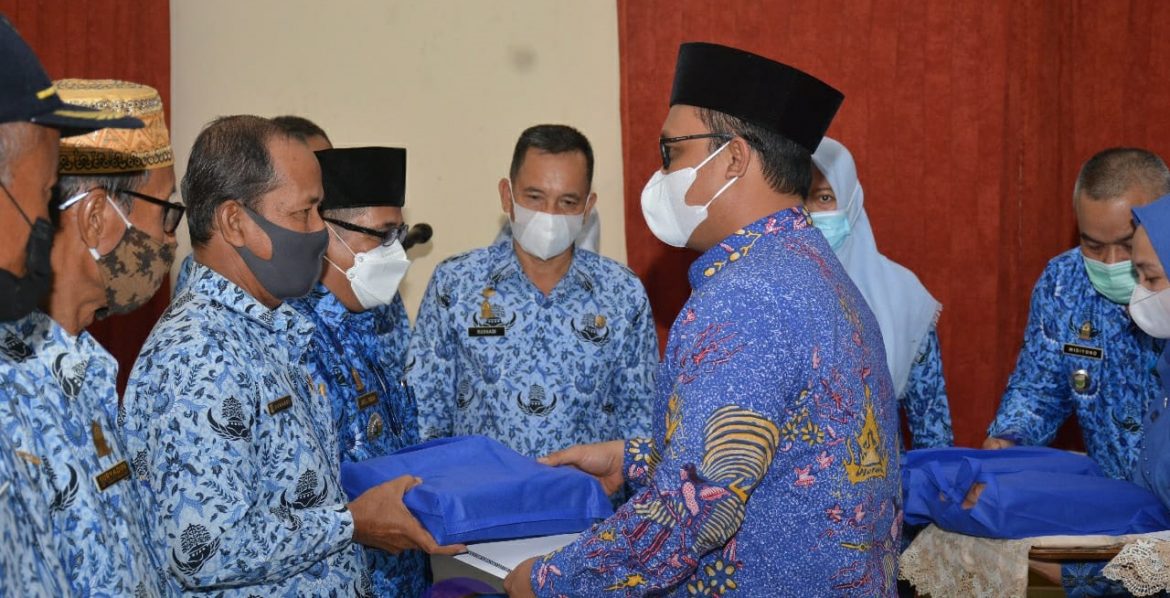 Wakil Bupati Lampung Tengah Ardito Wijaya Serahkan SK Pensiun ASN Kabupaten Lampung Tengah