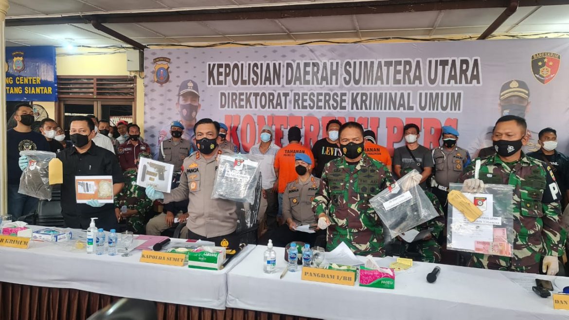 Kapolres Simalungun dampingi Kapoldasu bersama Pangdam I/BB Pimpin Konfrensi Pers Pengungkapan Kasus Marsal