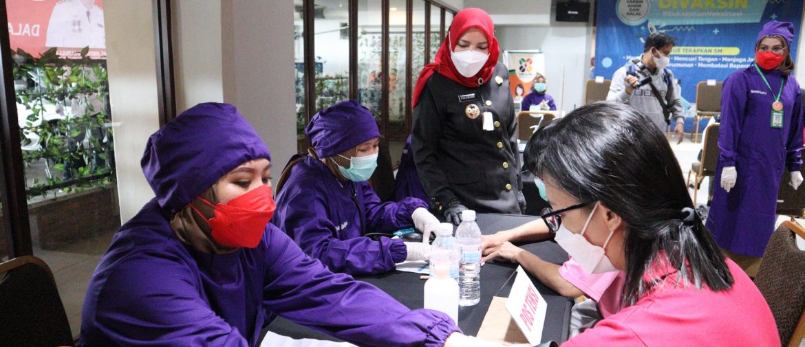 Walikota Bandar Lampung Eva Dwiana, Meninjau Langsung Pelaksanaan Vaksinasi Covid-19 di Mall Bumi Kadaton