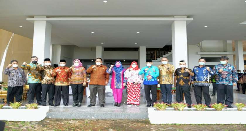 Bupati Umar Ahmad Menghadiri Rapat Koordinasi Evaluasi Perkembangan Pelaksanaan PPKM Mikro Di Provinsi Lampung