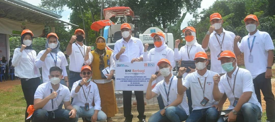 Bupati Lampung Tengah Musa Ahmad Serahkan Bantuan CSR dari BNI Cabang Metro Kepada Kelompok Tani Lavanya Rama Indra