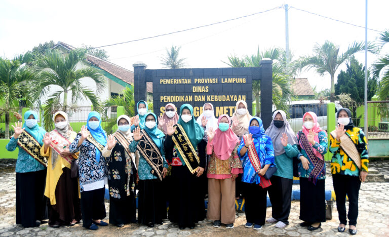 Tergabung dari TP-PKK dan Bunda PAUD Kota Metro Adakan Jumat Berbagi ke SLB se-Metro