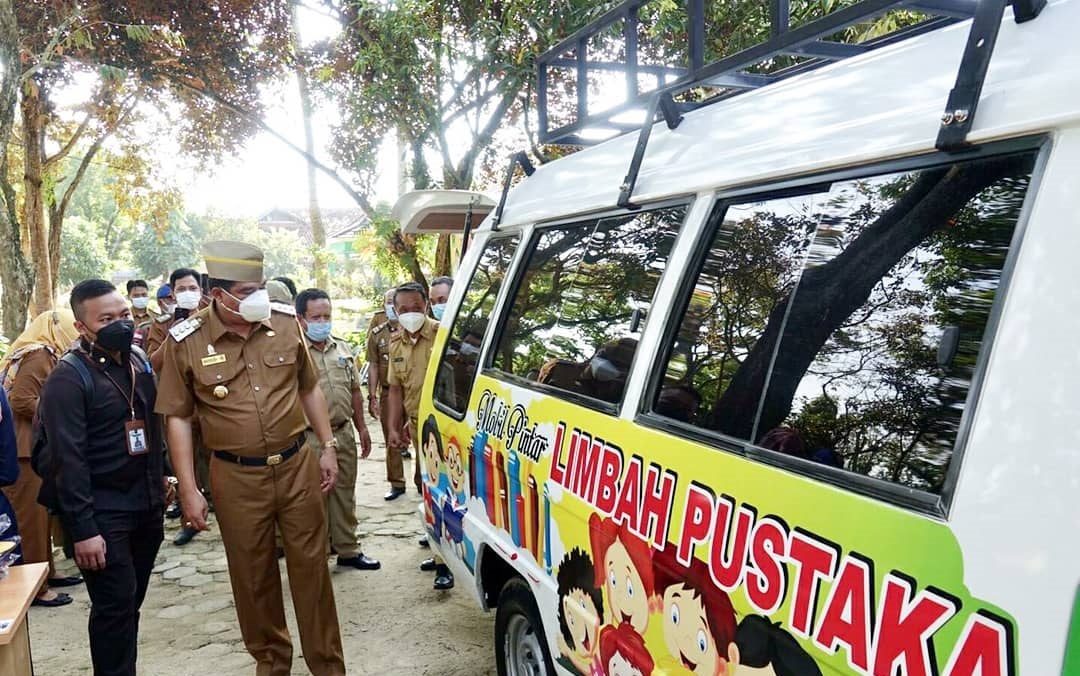 Bupati Lampung Tengah Launching Mobil Pintar Limbah Pustaka di Dinas Lingkungan Hidup Kabupaten Lampung Tengah