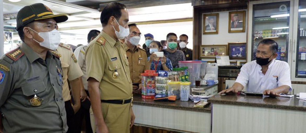 Tim Pengendalian Pemeriksaan dan Pengawasan Pajak Daerah melakukan penyegelan sementara terhadap sejumlah rumah makan yang menunggak pajak