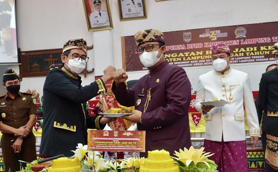Bupati dan Wakil Bupati Kabupaten Lampung Tengah Hadiri Rapat Paripurna Istimewa Peringatan HUT Kab. Lampung Tengah Ke-75