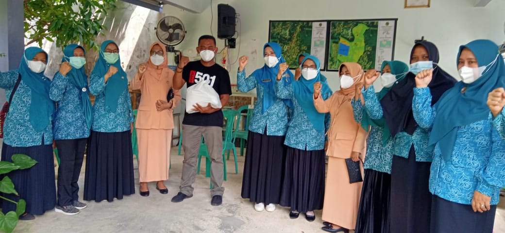 Jumat Berkah Ketua TP PKK Kota Metro Bagi Sembako ke KTN