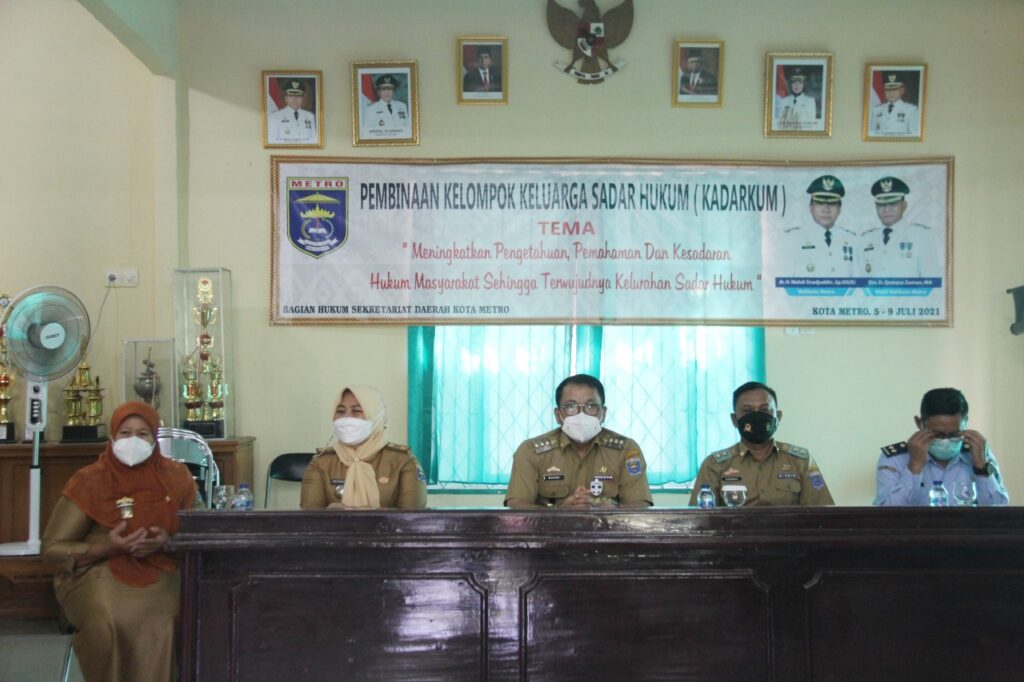 Pembinaan Kelompok Kadarkum di Aula Kecamatan Metro Pusat