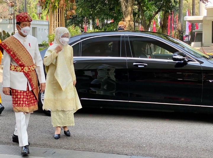 Pimpin Upacara di Istana Merdeka, Presiden Jokowi Kenakan Pakaian Adat Lampung