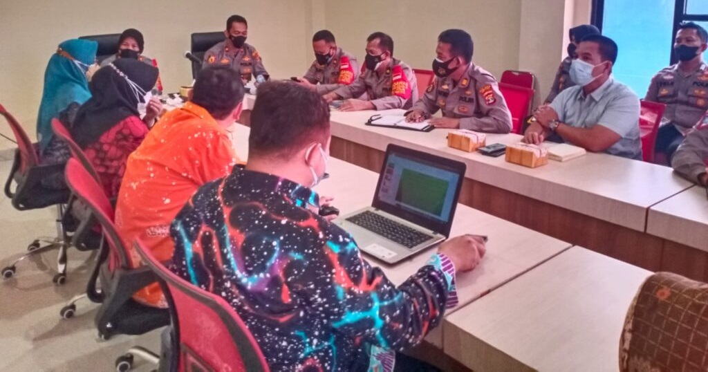 Rapat Penyekatan Jalan Terkait PPKM Diperketat di Kota Metro