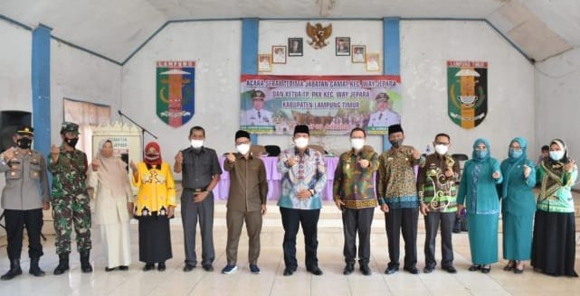 Wabup Lamtim Azwar Hadi Memberi Sambutan Sekaligus Serah Terima Jabatan Camat Way Jepara