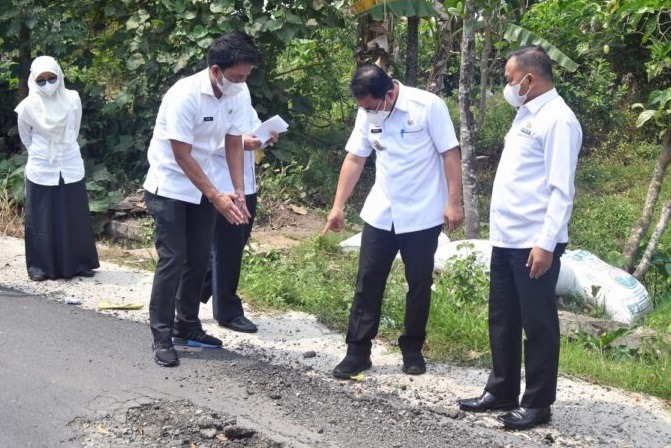 Walikota dan Wakil Walikota Metro Tinjau Jalan Rusak WR. Supratman