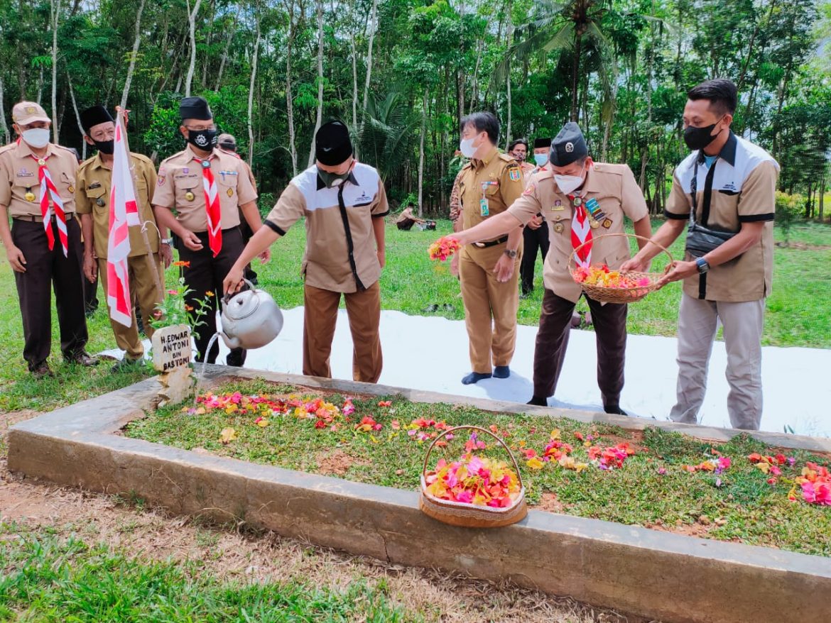 Berbhakti Tanpa Henti, Kwarcab Pramuka Way Kanan Ziarah Ke Makam Kak Edward Antony