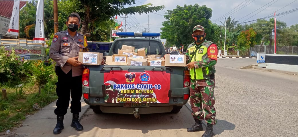 Pembagian Sembako Kodim 0411/KM Kerja Sama Dengan PSMTI Kota Metro
