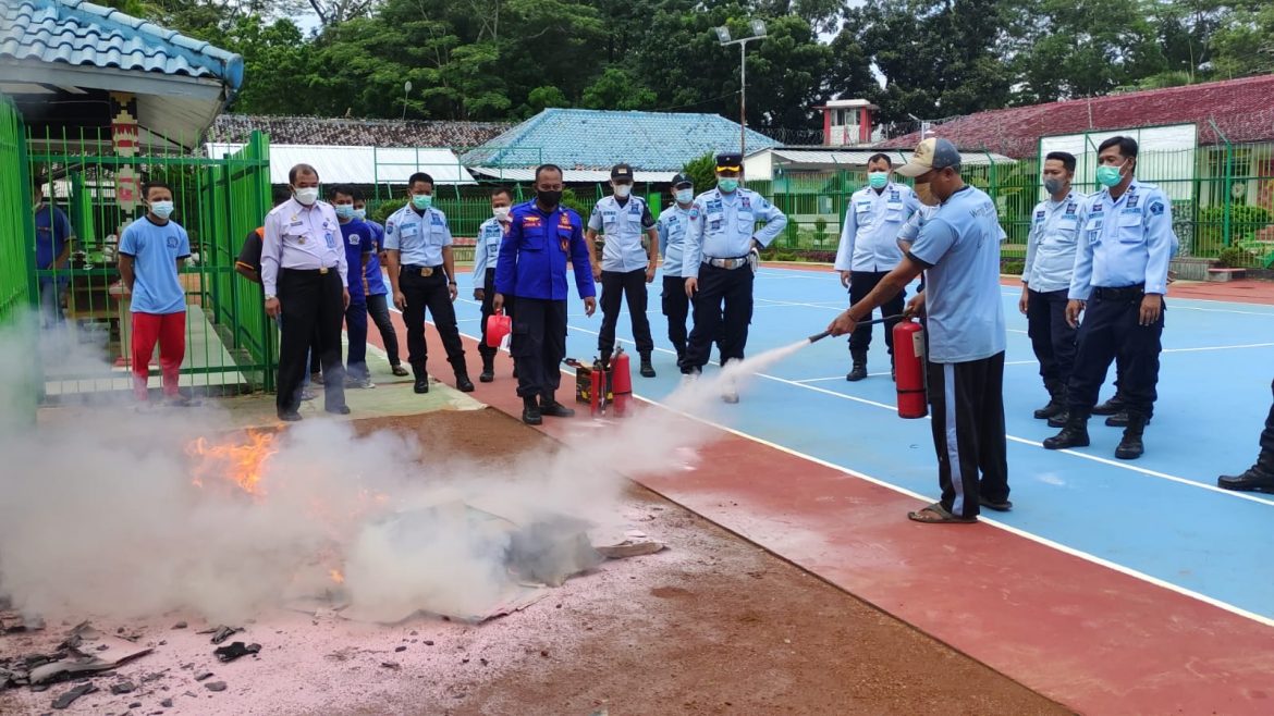 Lapas Kelas llA Metro Lakukan Simulasi Pemadaman Api