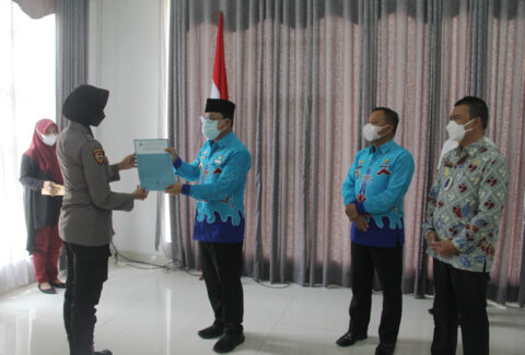 Walikota Metro Menyerahkan Bantuan Uang Duka Kepada Pihak Keluarga Anggota KORPRI Yang Meninggal