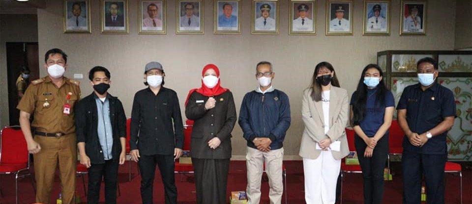 Walikota Bandar Lampung Melaksanakan Penyerahan Bagi Pemenang Lomba Design Mural Flyover