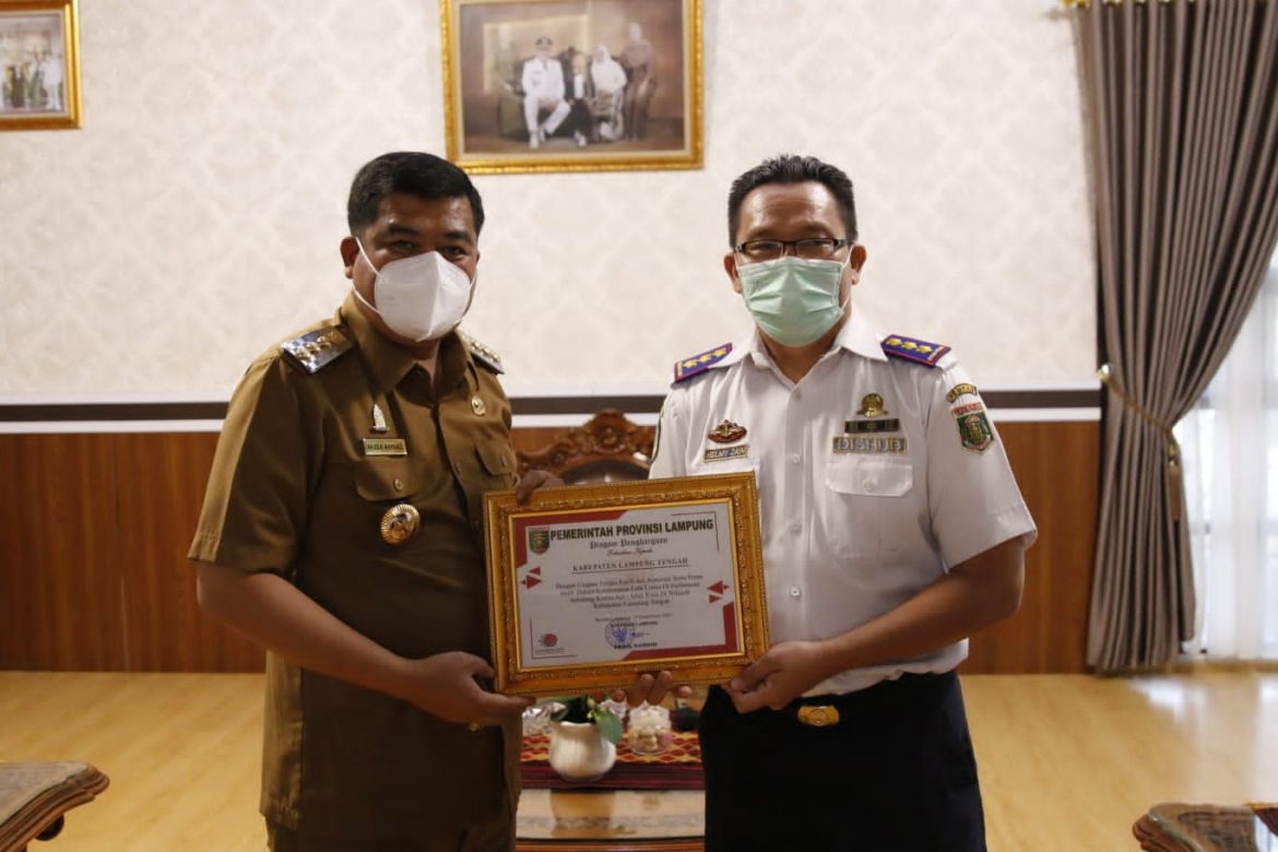 PENGHARGAAN KESELAMATAN LALU LINTAS DI PERLINTASAN SEBIDANG KERETA API