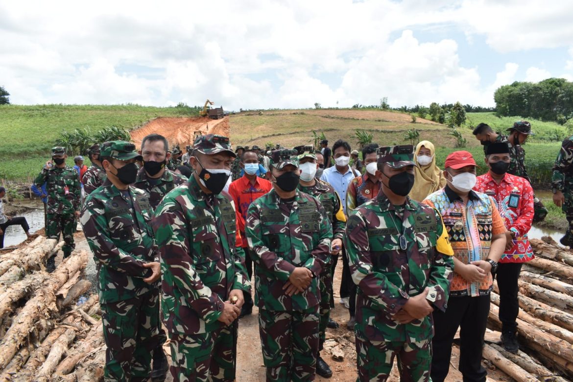 Kasrem 043/Gatam Dampingi Tim Wasev Tinjau Pelaksanaan TMMD ke-112 Kodim 0426/Tulang Bawang.