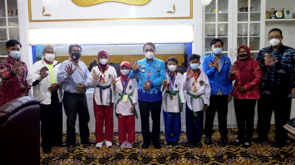 Walikota Metro Melepas Wasit Cabor Taekwondo Pada PON XX Papua