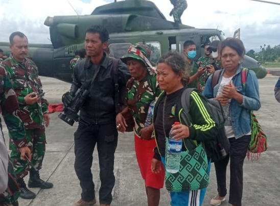 TNI  EVAKUASI 3 ORANG PEGUNGSI KIWIROK