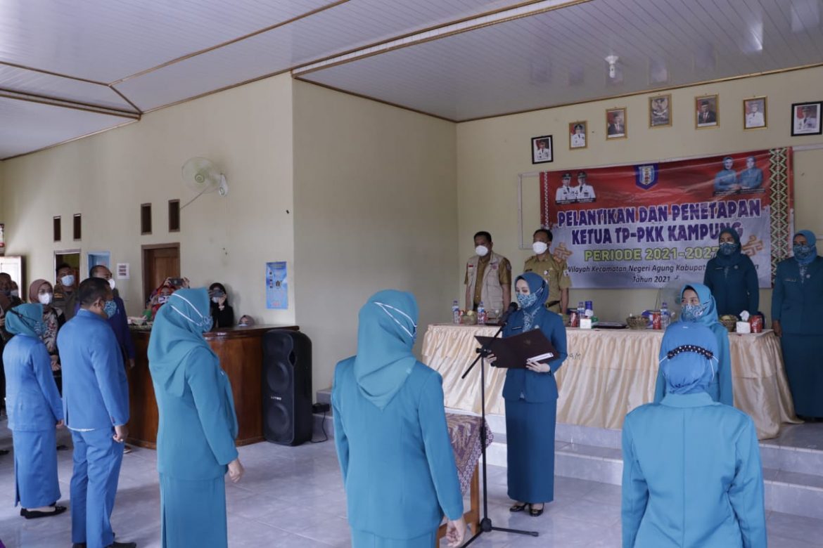 Hj. Dessy Adipati Lantik TP-PKK Kampung Wilayah Kecamatan Negeri Agung