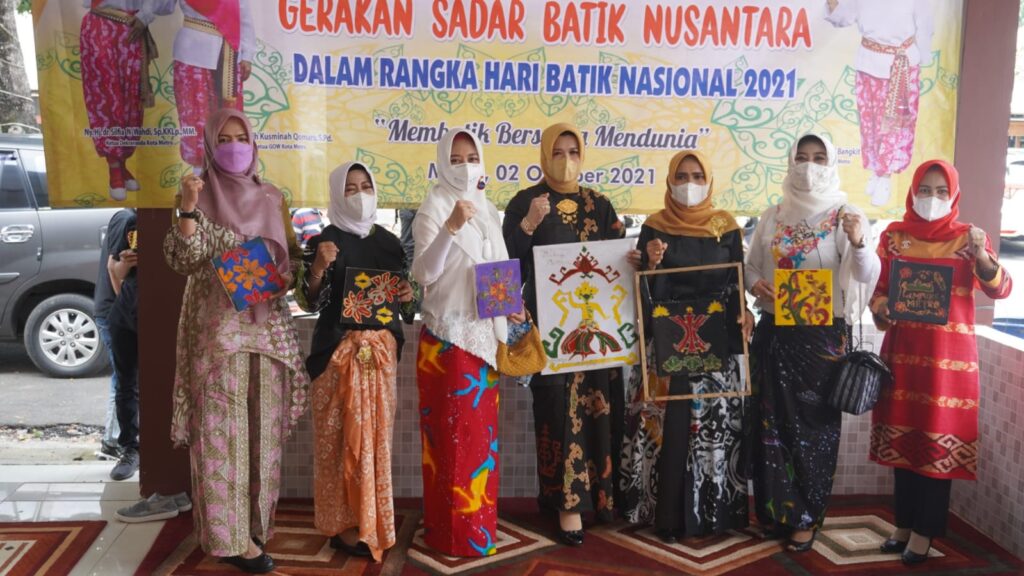 Peringati Hari Batik, Dekranasda Ajak Organisasi Wanita Forkopimda Metro Membatik