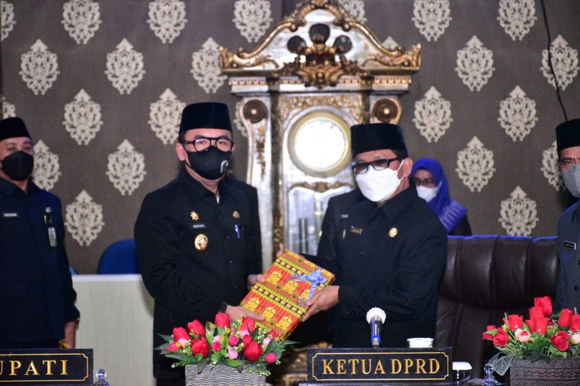 Hadiri Paripurna DPRD, Bupati Adipati Sampaikan Raperda APBD Tahun 2022