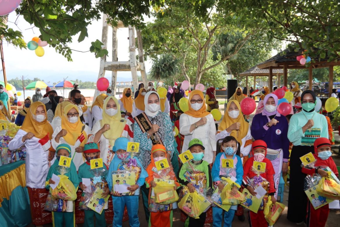 Bunda PAUD Provinsi Lampung Bermain Bersama Anak-Anak PAUD di Kabupaten Pesisir Barat