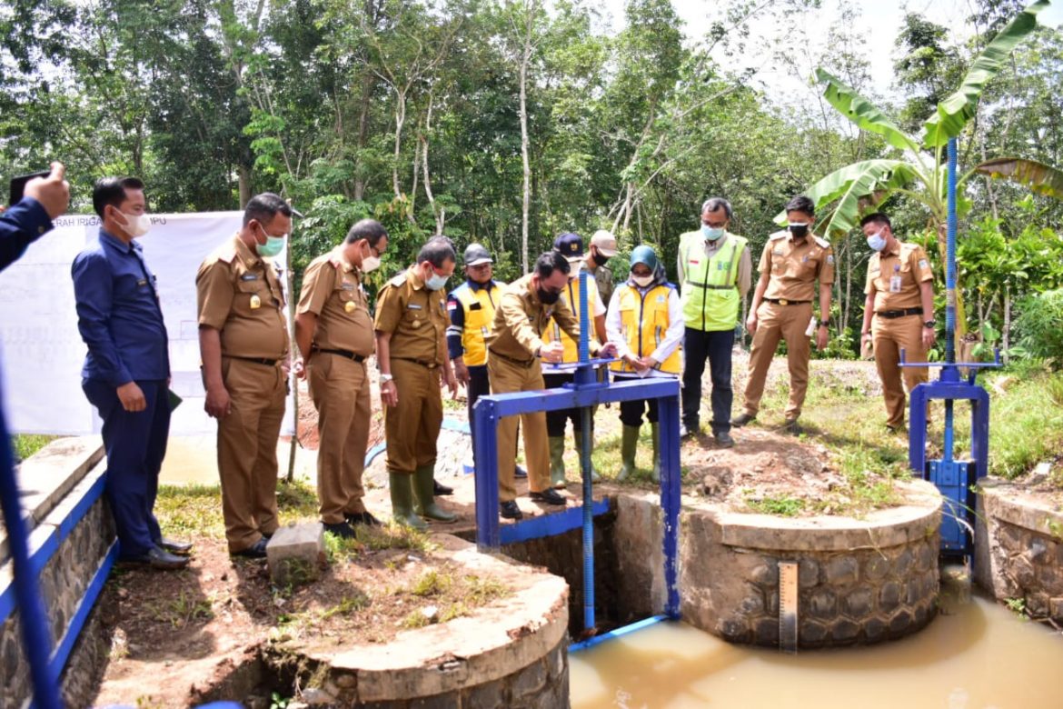 Bupati Adipati Tinjau Pelaksanaan Running Test Saluran Irigasi Way Umpu Saluran Primer dan Sekunder