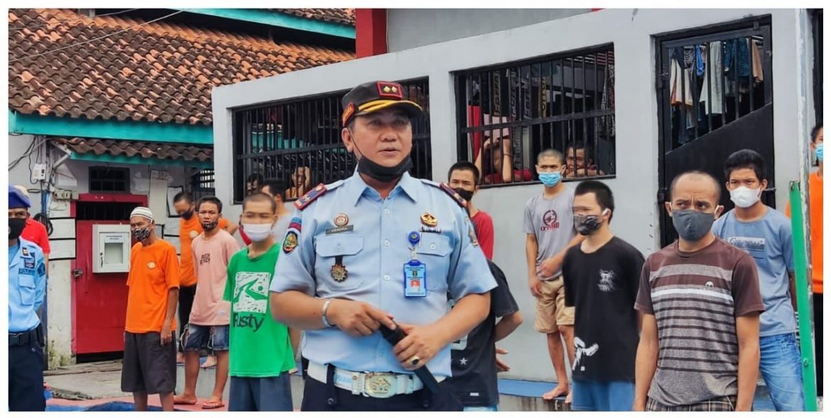 Pelaksanaan Razia Serentak dan Tes Urine pada Kamar Hunian Rutan Kelas IIB Krui