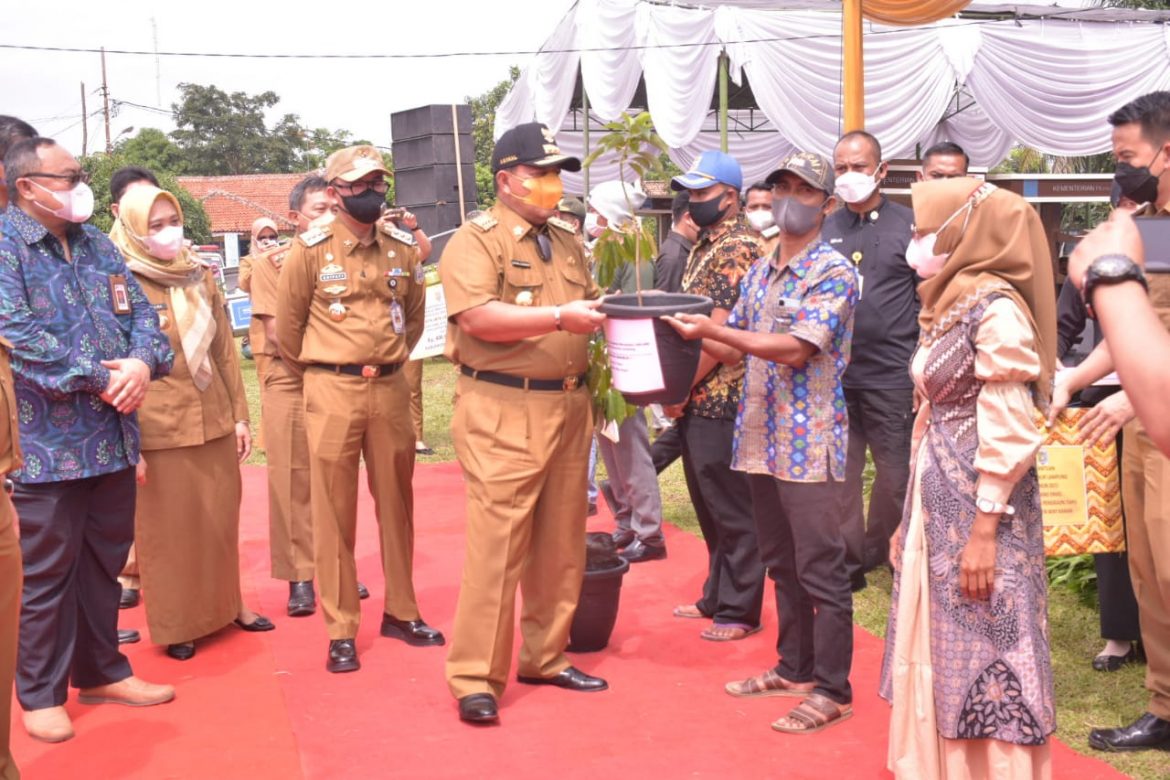 Buka Bazaar Rebo dan Pasar Murah, Gubernur Arinal Beri Berbagai Bantuan Kepada Kabupaten Way Kanan