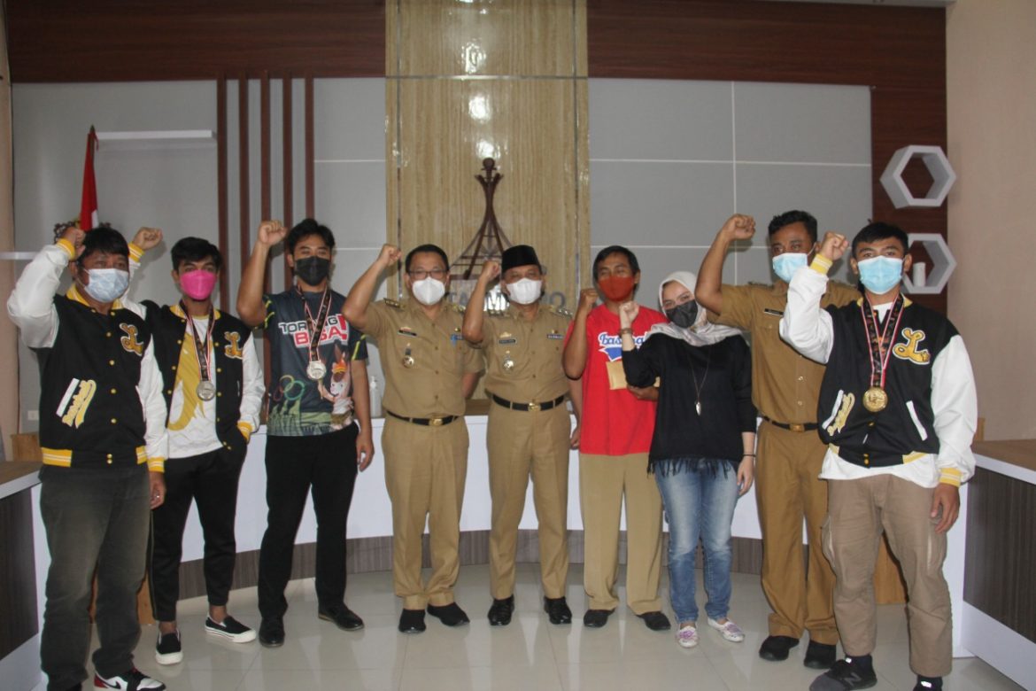 Wahdi Serahkan Reward Untuk Atlet PON XX Papua Asal Metro