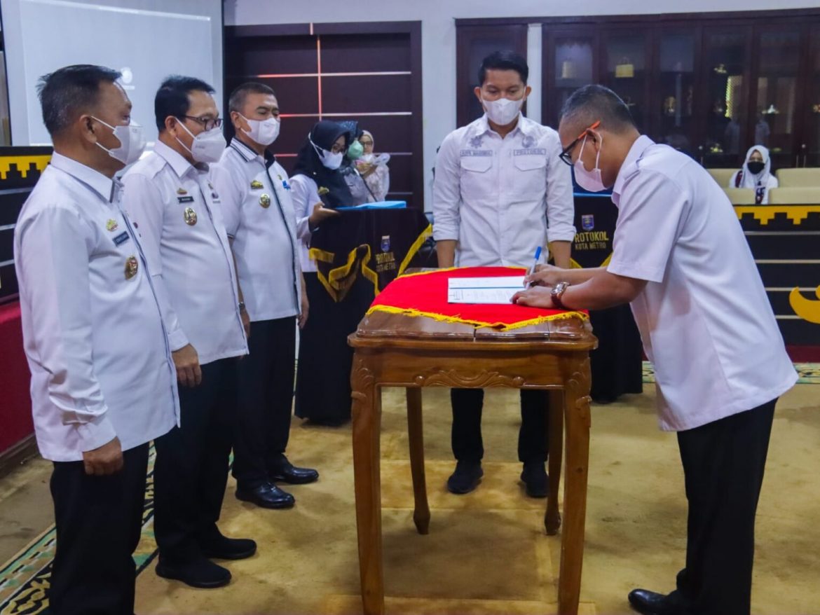 Penandatanganan Perjanjian Kinerja dan Rencana Kinerja Tahunan Kepala OPD di Lingkungan Pemerintah Kota Metro Tahun 2022