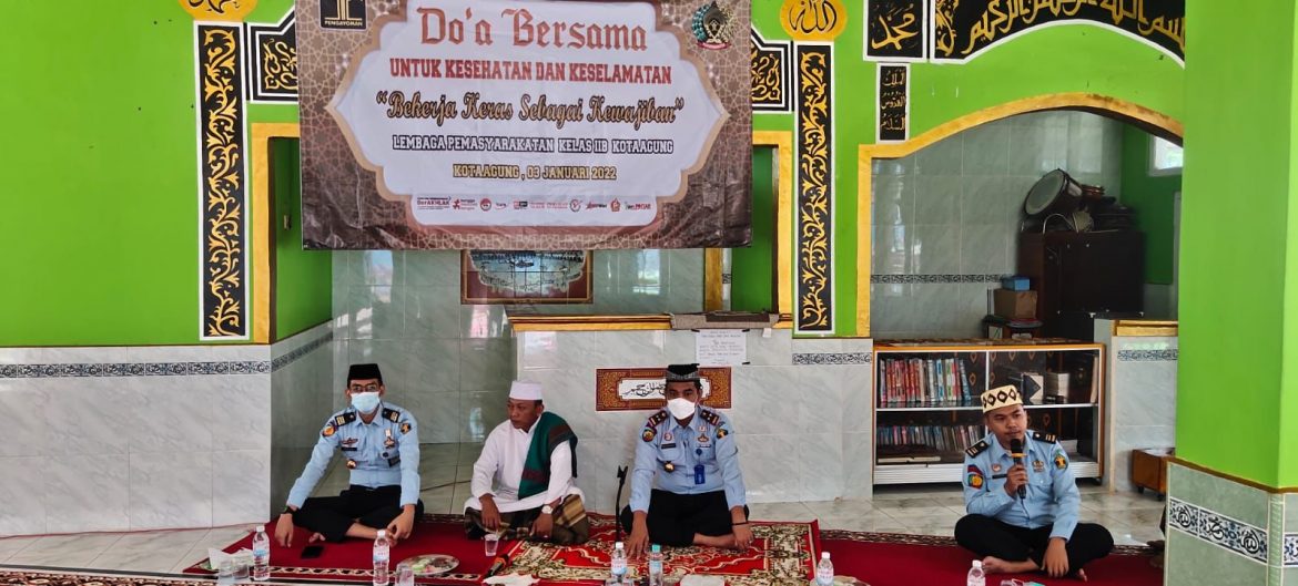 Lapas Kotaagung Sambut Awal Tahun 2022 dengan Gelar Doa Bersama Petugas dan Warga Binaan.