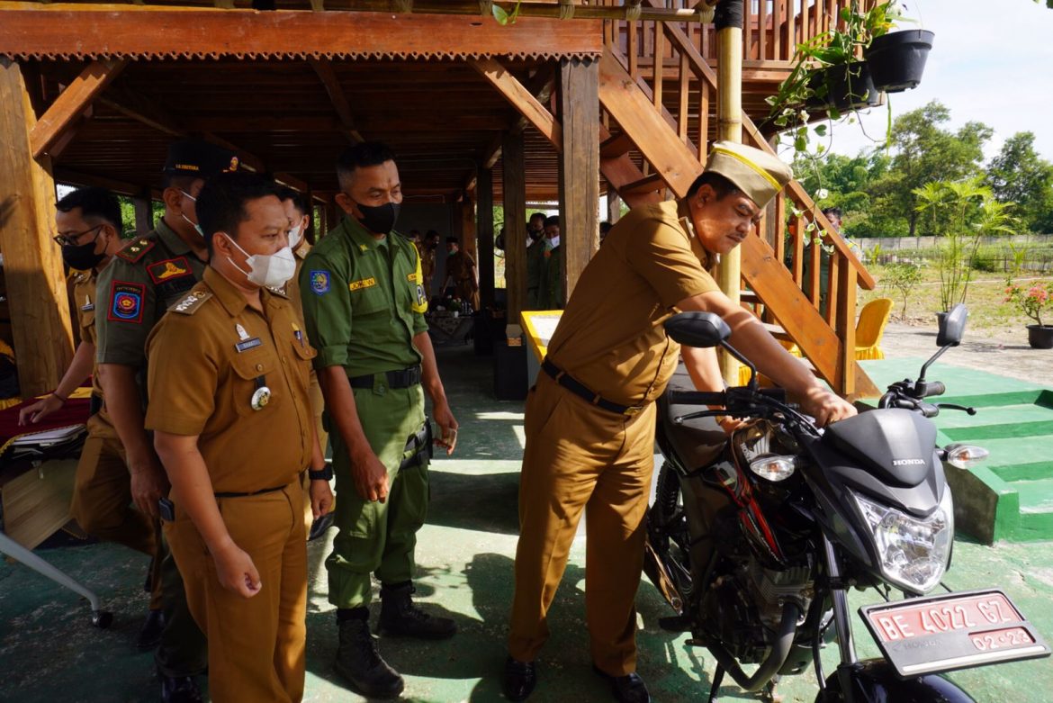 Bupati Lampung Tengah Musa Ahmad memberikan Kendaraan Dinas Roda 2 kepada Danton Linmas Kecamatan Se Kabupaten Lampung Tengah