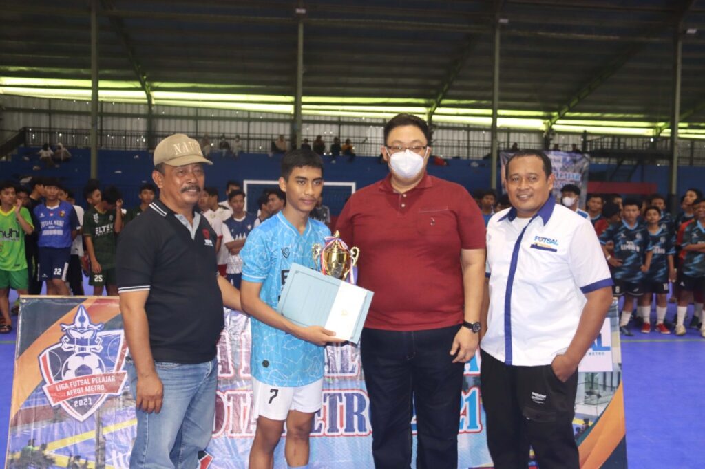 Kepala Disporapar Kota Metro Menutup Liga Futsal Pelajar Kota Metro